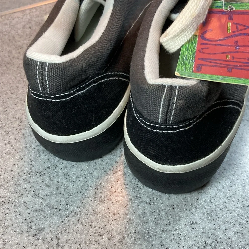00’s Eastside gray and black‎ canvas tennis shoes size 7. NWT box 10